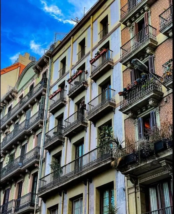 Fachadas con balcones en Barcelona