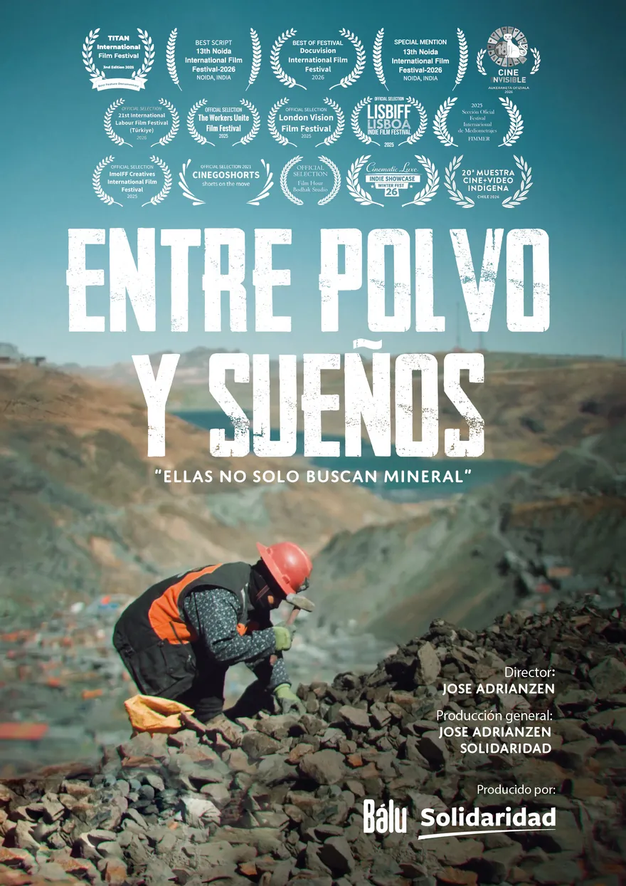 Afiche de Entre polvo y sueños: una minera parte piedra en la ladera de un cerro