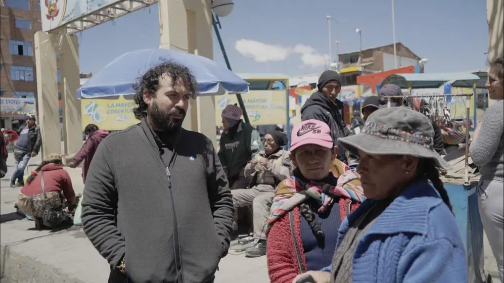 Jose conversa con las mineras en la plaza del pueblo