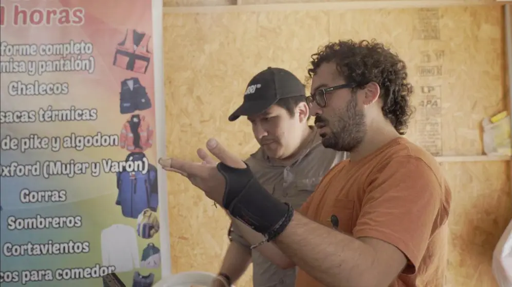 Jose explica una escena dentro de una tienda