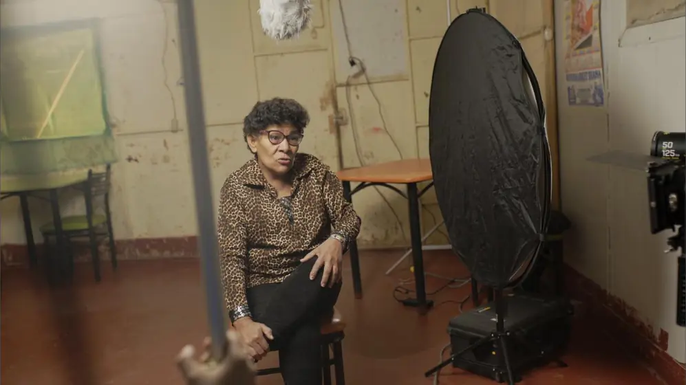 Entrevista iluminada con rebotador y caña de sonido