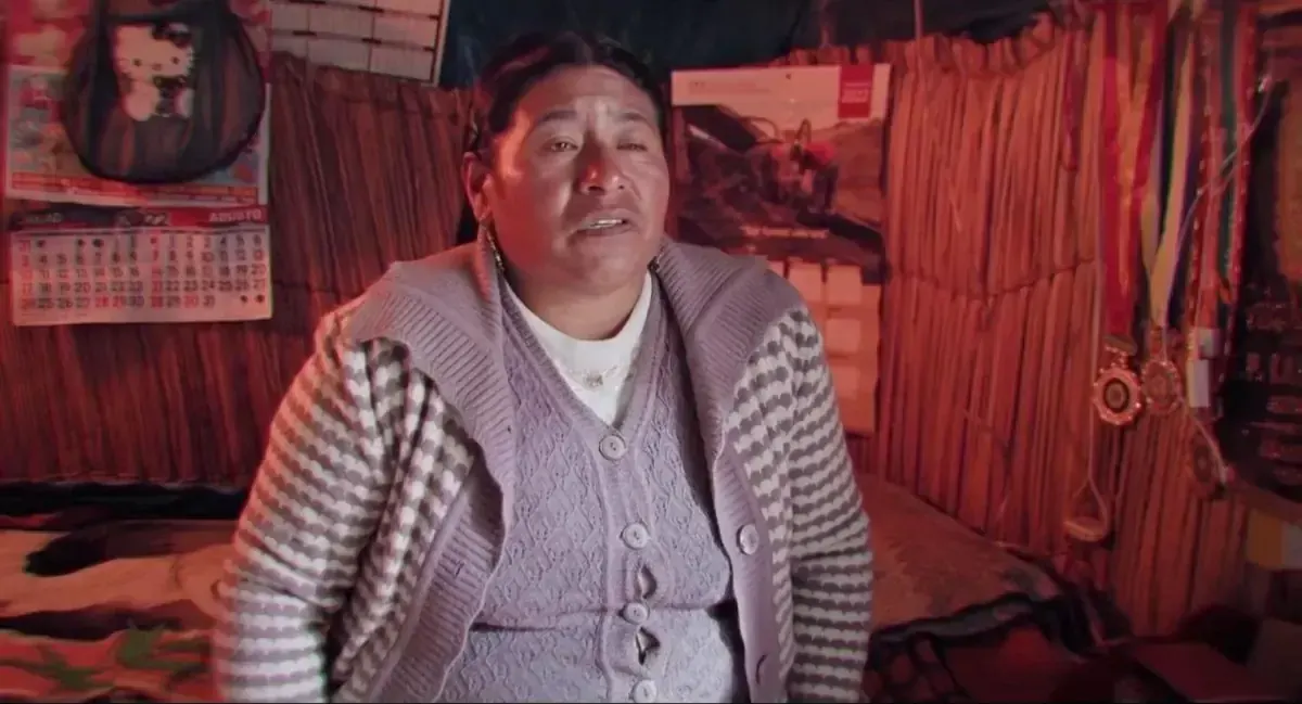 Mujer entrevistada en el interior de su vivienda