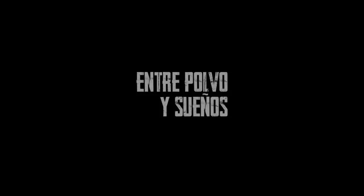 Título del documental sobre fondo negro
