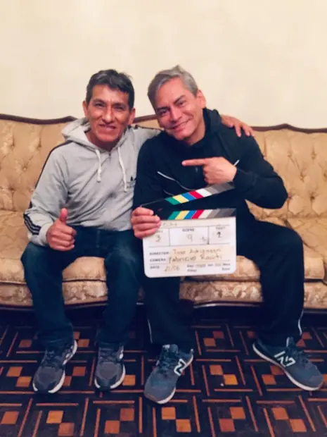 Dos miembros del equipo posan con la claqueta de la escena 3