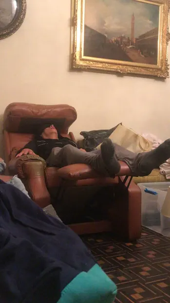 Un miembro del equipo descansa en un sillón durante el rodaje