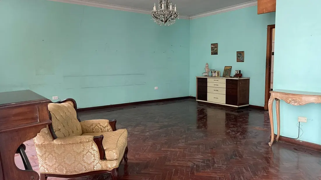 La sala de la casa vacía, antes de vestir el set