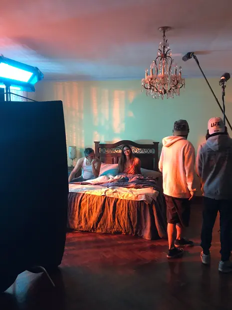 Escena del dormitorio iluminada con luz azul y cálida, con el equipo alrededor