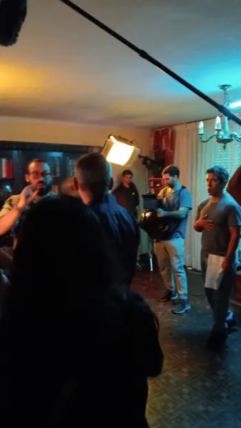 El equipo ilumina el set mientras se prepara la escena