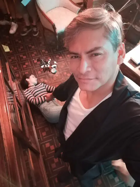 Cristian Esquivel se toma una foto entre tomas junto a Victoria en el piso