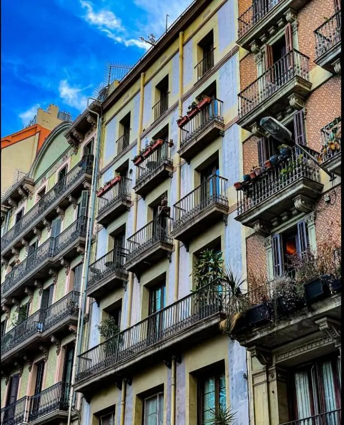 Fachadas con balcones en Barcelona