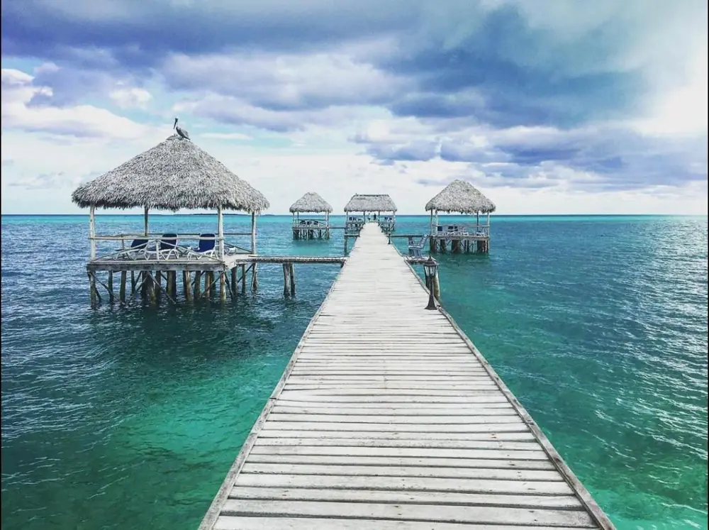 Muelle de madera sobre un mar turquesa