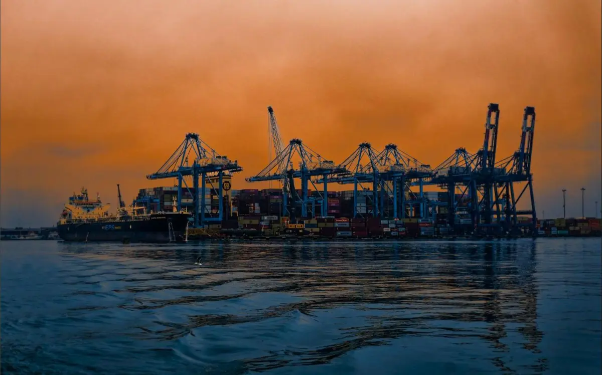 Grúas del puerto del Callao bajo un cielo naranja