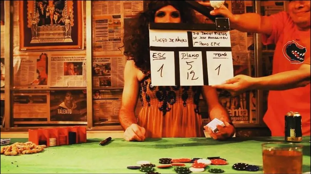 Claqueta de rodaje sobre una mesa de juego