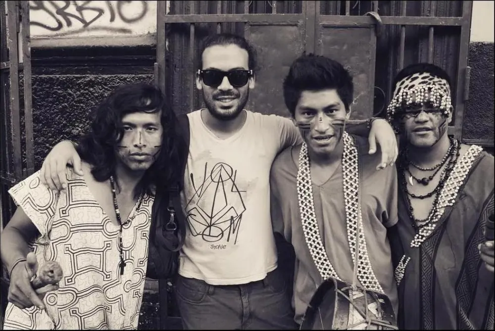 Jose Adrianzen junto a músicos shipibo, en blanco y negro